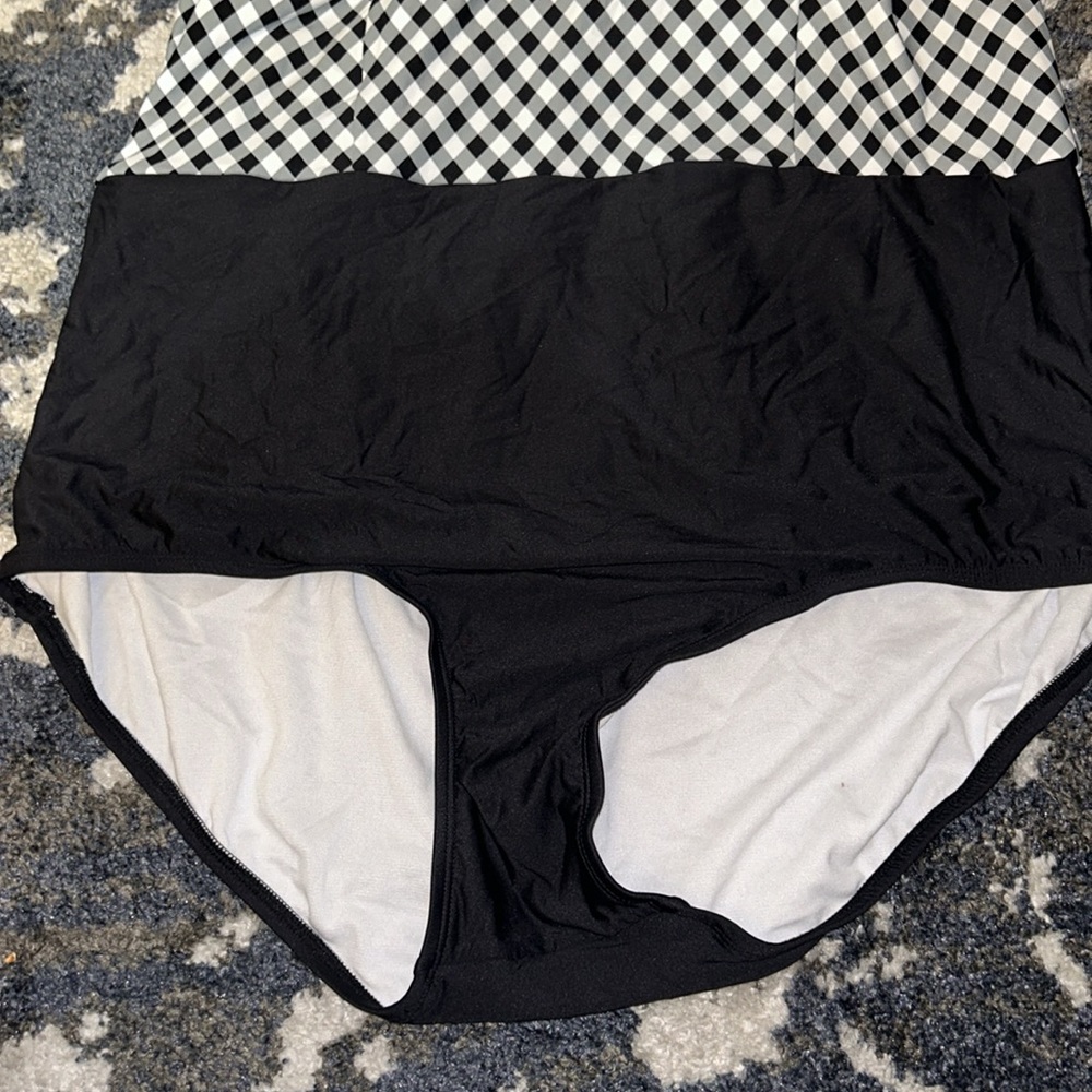 New plus size swimsuit one piece with halter top style. - Picture 4 of 6